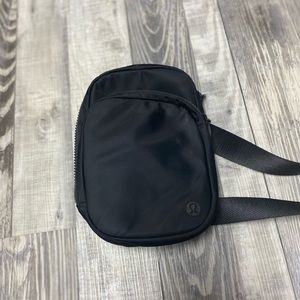 LULU LEMON CROSS BODY BAG